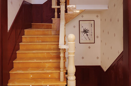 陈巴尔虎中式别墅室内汉白玉石楼梯的定制安装装饰效果