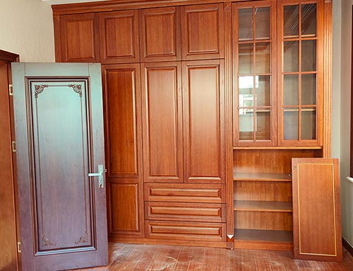陈巴尔虎中式家庭装修里定制的实木衣柜效果图